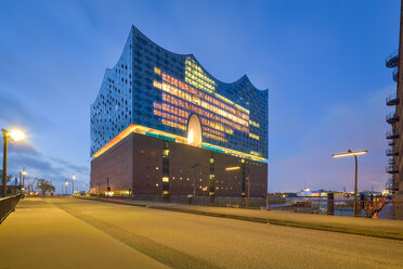 Deutschland, Hamburg, beleuchtete Elbphilharmonie in der Morgendämmerung - RJF00649