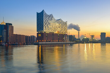 Deutschland, Hamburg, beleuchtete Elbphilharmonie in der Morgendämmerung - RJF00650