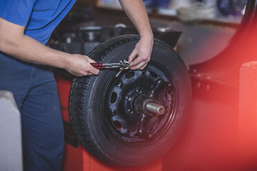 Mechanic checking tyre - ZEF11986