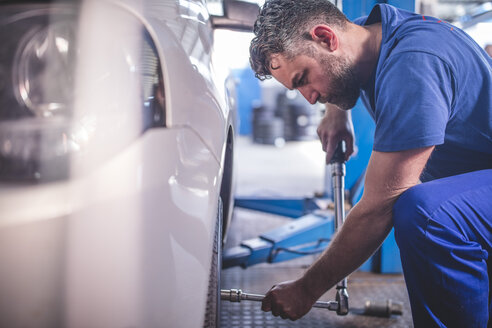 Automechaniker in einer Werkstatt beim Reifenwechsel - ZEF11987