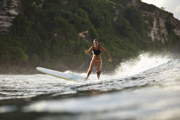 Indonesien, Bali, Frau beim Surfen - KNTF00590