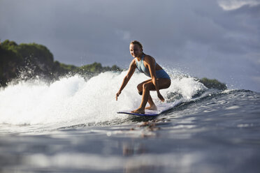 Indonesien, Bali, Frau beim Surfen - KNTF00591