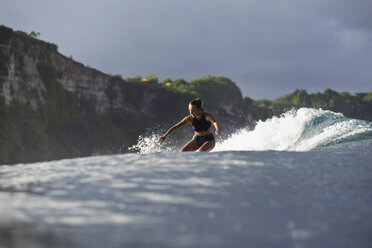 Indonesien, Bali, Frau beim Surfen - KNTF00592