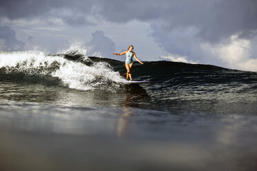 Indonesia, Bali, woman surfing - KNTF00595