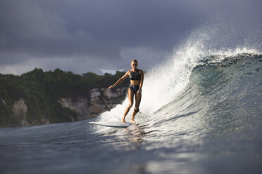 Indonesia, Bali, woman surfing - KNTF00598