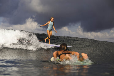 Indonesien, Bali, zwei Frauen beim Surfen - KNTF00600