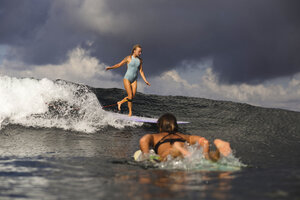 Indonesien, Bali, zwei Frauen beim Surfen - KNTF00600