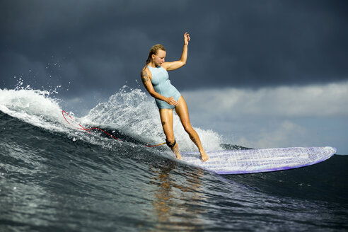 Indonesien, Bali, Frau beim Surfen - KNTF00601