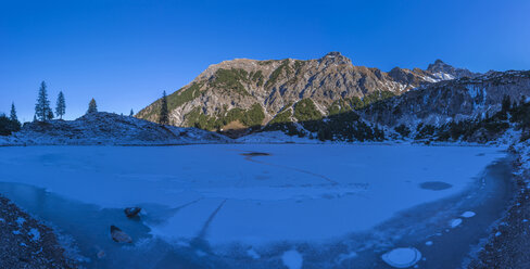 Deutschland, Bayern, Allgäu, Blick auf den zugefrorenen Unteren Gaisalpsee mit Entschenkopf im Hintergrund - WGF01026