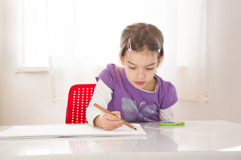 Little girl making a drawing on sheet of paper - LVF05731