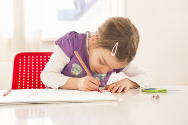 Little girl making a drawing on sheet of paper - LVF05733