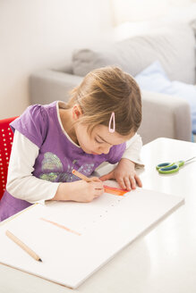 Kleines Mädchen macht eine Zeichnung auf einem Blatt Papier - LVF05734