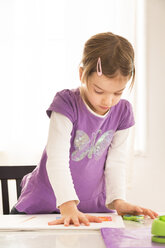 Kleines Mädchen malt und bastelt zu Hause, macht einen Handabdruck - LVF05735