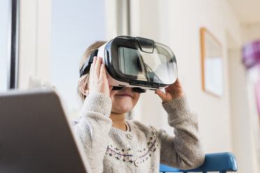 Little girl using VR glasses - UUF09532