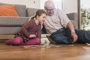 Großvater und Enkelin spielen Memory - UUF09569