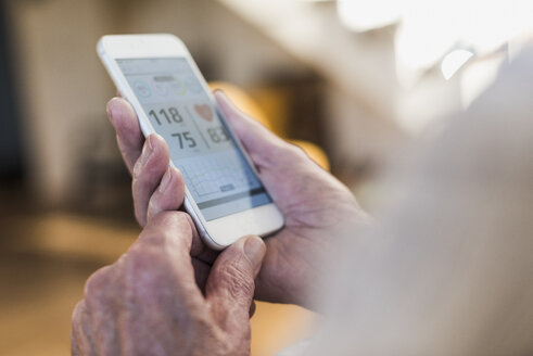 Ein älterer Mann benutzt eine Smartphone-App - UUF09576