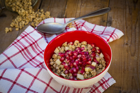 Schüssel mit Overnight Oats mit Blaubeeren und Beerensaft auf Holz - LVF05750