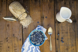 Schüssel mit Overnight Oats mit Blaubeeren auf Holz - LVF05754