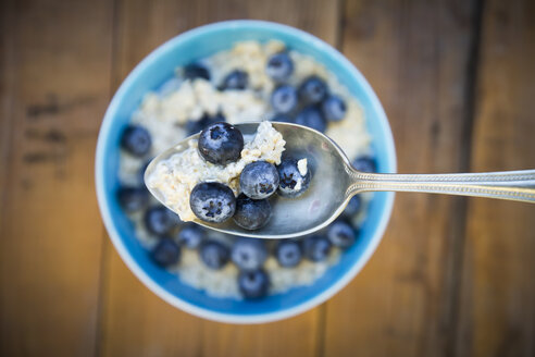 Löffel Overnight Oats mit Blaubeeren, Nahaufnahme - LVF05759