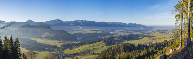 Deutschland, Bayern, Oberstdorf, Panoramablick vom Wallrafweg ins Illertal - WGF01028