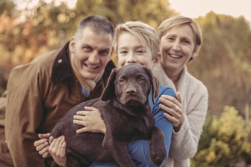 Porträt einer Familie mit Labrador Retriever - MFF03392