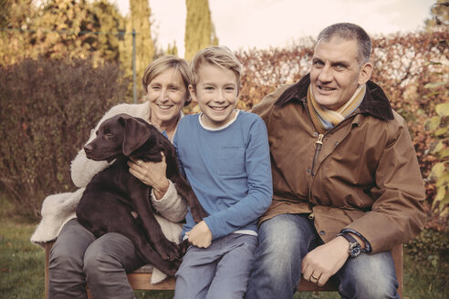 Porträt einer Familie mit Labrador Retriever - MFF03399
