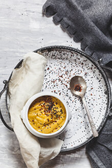 Kürbissuppe mit schwarzem Sesam und Chiliflocken auf dem Tablett - SBDF03109