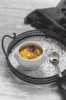 Kürbissuppe mit schwarzem Sesam und Chiliflocken auf dem Tablett - SBDF03110