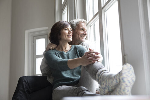 Smiling mature couple looking out of window - RBF05341