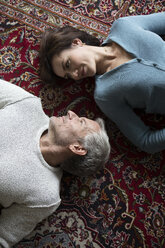 Älteres Paar auf Teppich liegend - RBF05347
