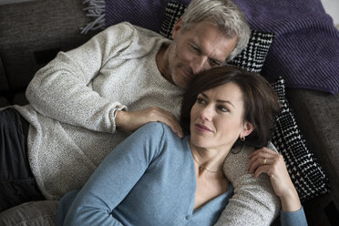 Älteres Paar entspannt sich auf der Couch - RBF05348