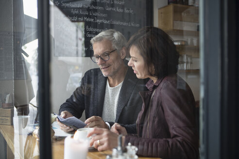 Reifes Paar in einem Cafe - RBF05359