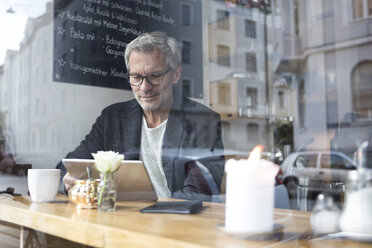 Älterer Mann mit Tablet in einem Cafe - RBF05361