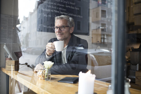 Älterer Mann trinkt Kaffee in einem Café - RBF05362