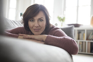 Portrait of woman at home lying on the sofa - RBF05401