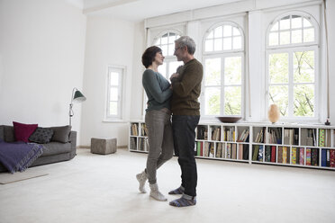 Älteres Paar im Wohnzimmer stehend - RBF05409