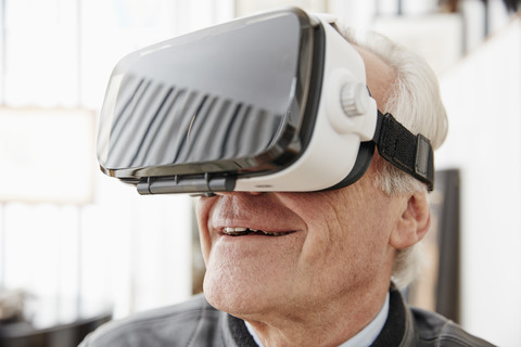 Älterer Mann mit VR-Brille, lizenzfreies Stockfoto