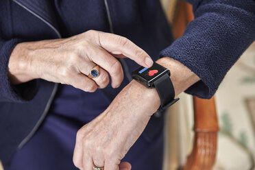 Ältere Frau überprüft medizinische Daten auf Smartwatch - RHF01707