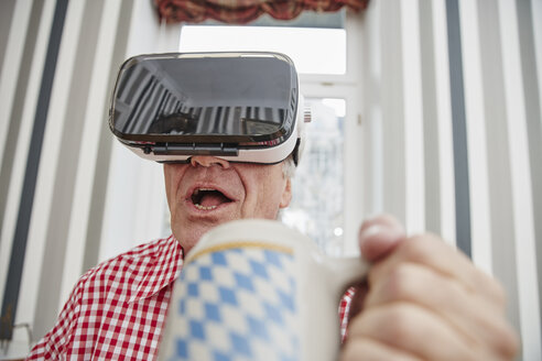 Älterer Mann mit Bierkrug und VR-Brille - RHF01709