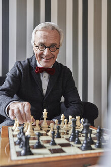 Porträt eines älteren Mannes beim Schachspielen - RHF01720