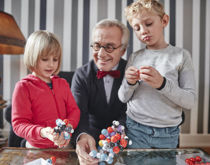 Großvater und Enkelkinder mit Molekularmodell - RHF01740