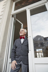 Lächelnder älterer Mann am Fenster - RHF01753