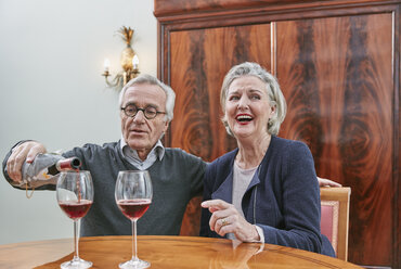 Happy senior couple drinking red wine - RHF01796