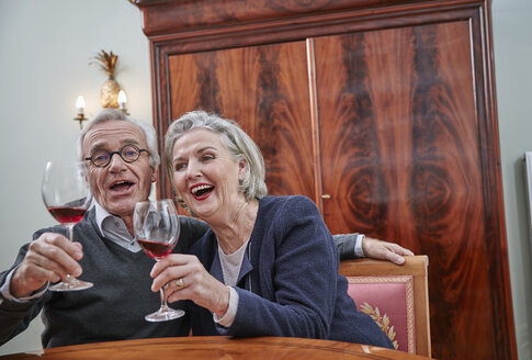 Glückliches älteres Paar singt und trinkt Rotwein - RHF01799