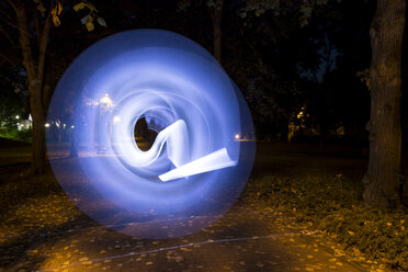 Light painting on autumn path - SJF00192