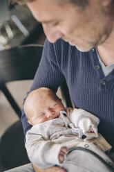Reifer Vater hält sein schlafendes Baby - MFF03412