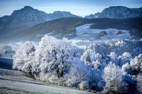Deutschland, Bayern, Abtei Höglwörth im Winter, lizenzfreies Stockfoto