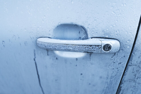 Frozen door handle of a car, close-up - MYF01861