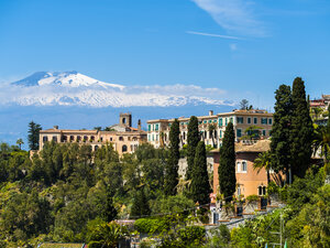 Italien, Sizilien, Taormina, Blick zum Hotel mit dem Ätna im Hintergrund - AMF05169