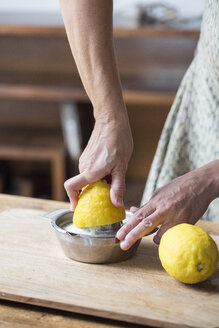 Woman squeezing lemon juice - ALBF00061